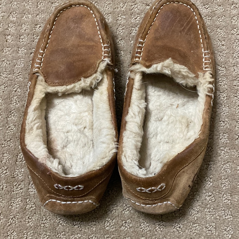 UGG Australia slippers sheep skin lining. Used No stains inside